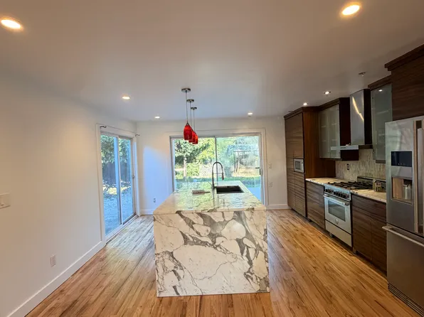 17860 Pilkington Rd, Lake Oswego, OR 97035