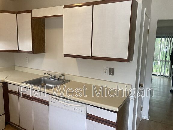 3rd image of 6070 In The Pines Dr SE