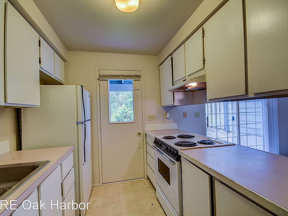 1st image of 835 SW Harrier Cir APT 6