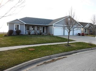 2221 Bracebridge Rd, Bloomington, IL 61705