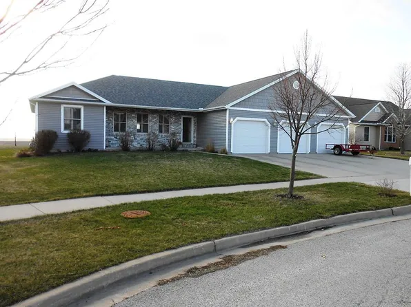 2221 Bracebridge Rd, Bloomington, IL 61705