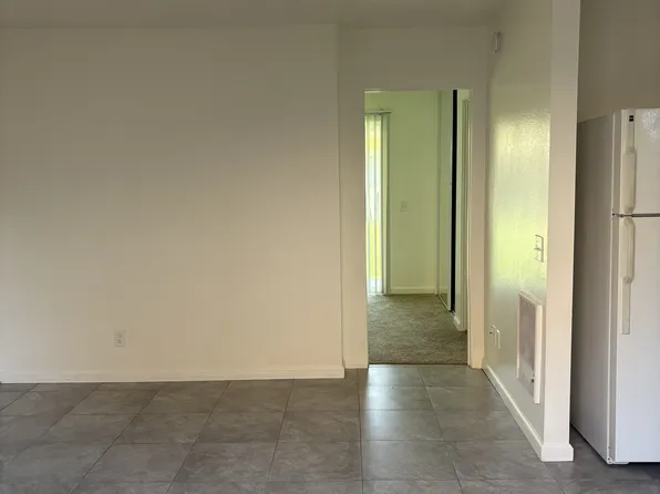 2117 Elden Ave APT 17, Costa Mesa, CA 92627