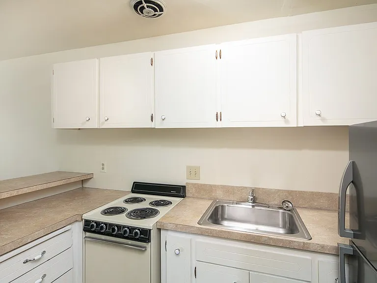 Avante Apartments - Charming, Centrally Located Building with Off Street Parking! — Photo 6