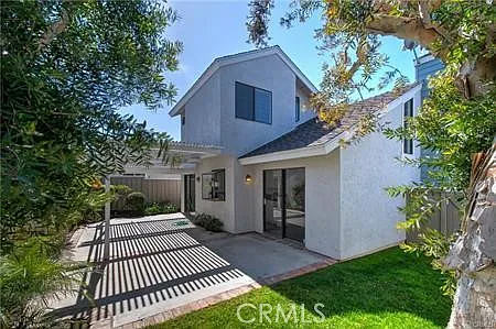3 bed, 2.5 bath, 1373 sqft, $5,200 — Photo 2