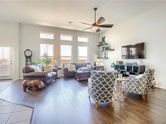 4th image of 422 Wimberley St