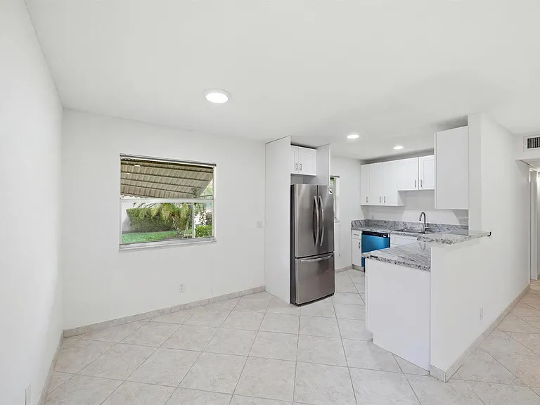28 Seville Dr #B — Photo 3