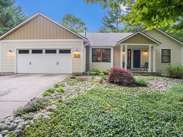 9475 Lakeshore Dr, West Olive, MI 49460