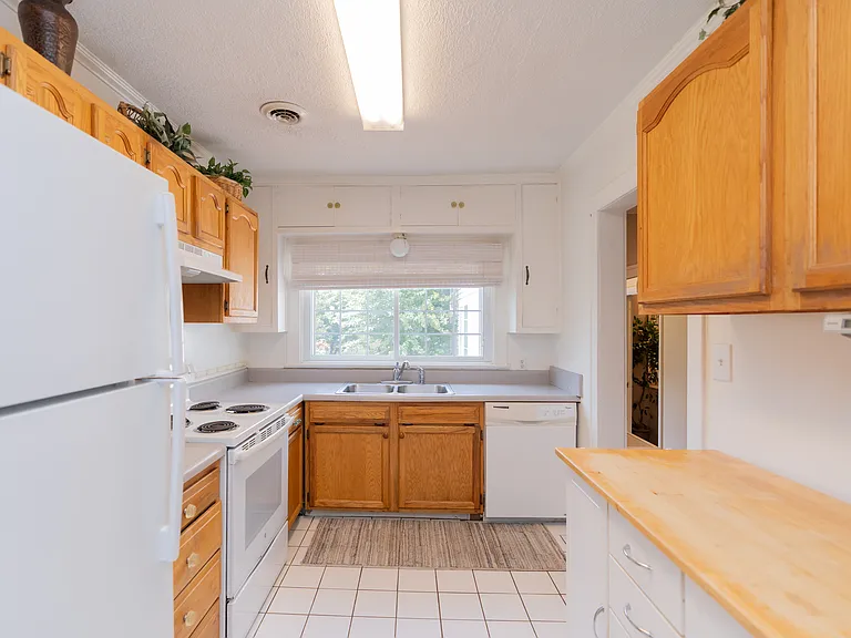 4 Orlando Dr — Photo 17