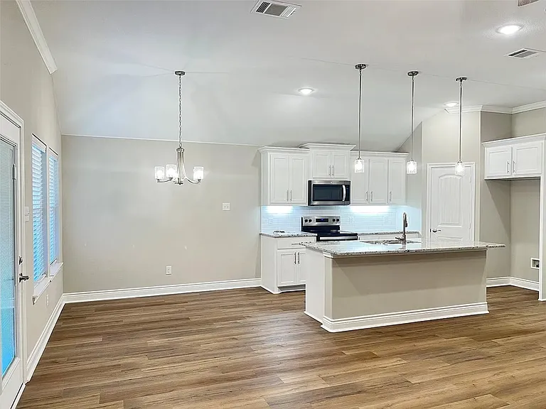 806 Greyson Ln — Photo 2