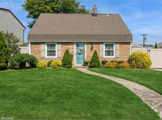 37 Crag Ln, Levittown, NY 11756