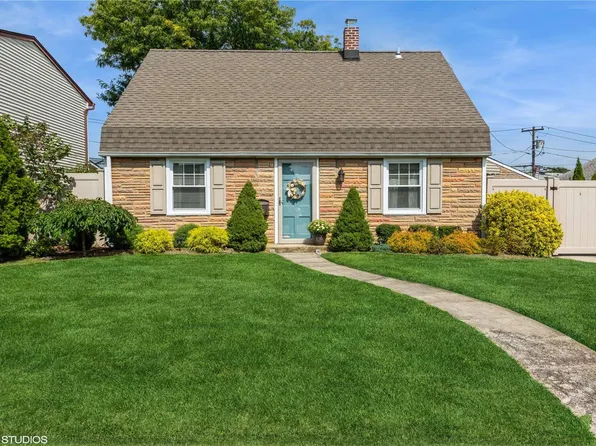 37 Crag Lane, Levittown, NY 11756