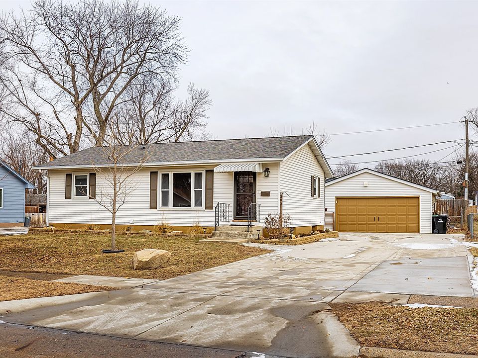 1st image of 305 NE Sherman Dr