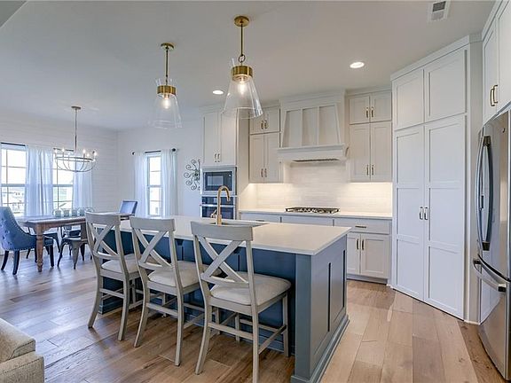 2nd image of 10756 N Hickory Ct