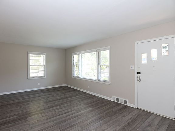 2nd image of 5838 Primrose Ave