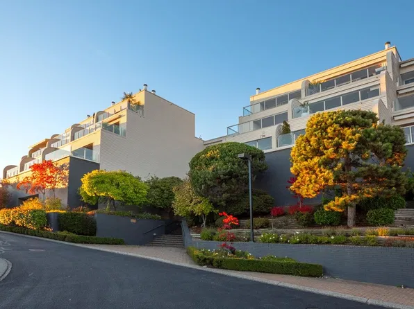 2274 Folkestone Way #210, West Vancouver, BC V7S 2X7