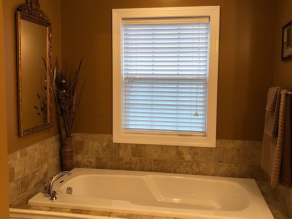 Owner’s Bath Jetted Tub