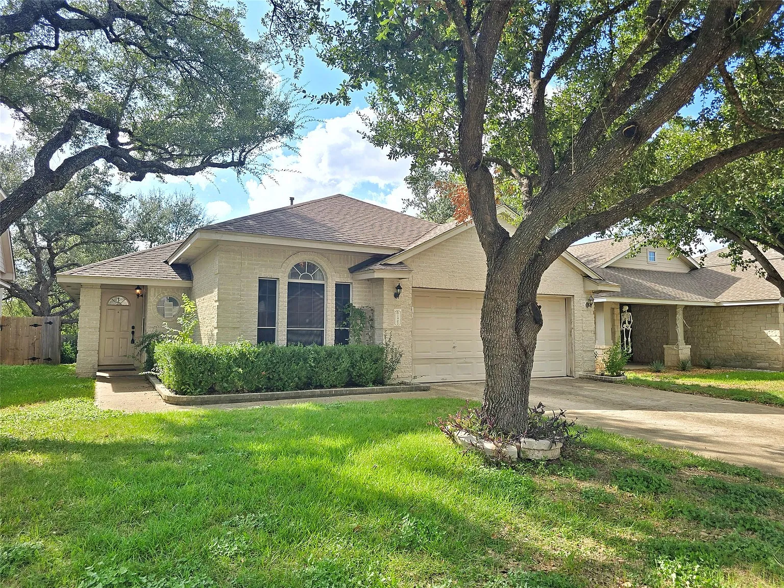 4 bed, 2.0 bath, 1833 sqft, $2,400 — Photo 1