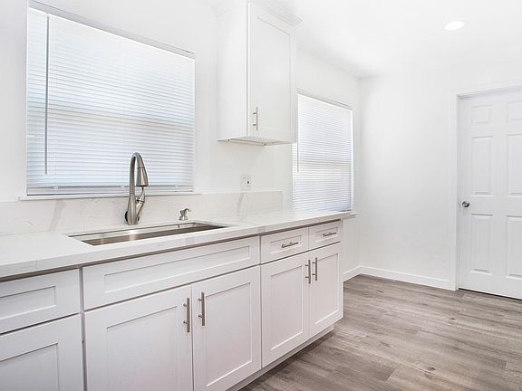4th image of 1592 Shirley Pl