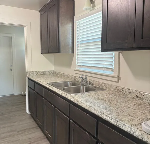 410 E San Joaquin Ave — Photo 6