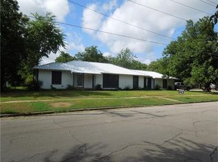 1005 W Commerce St, San Saba, TX 76877