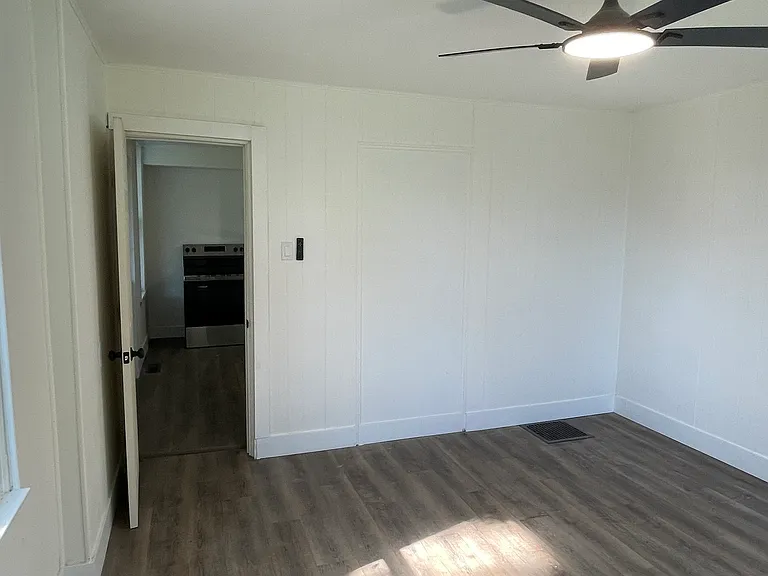 240 Robinson St — Photo 19