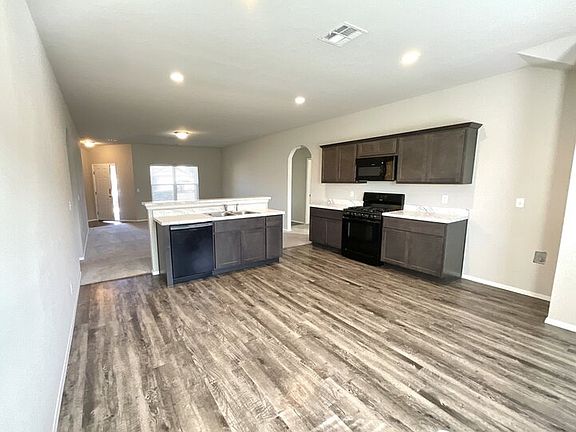4th image of 2909 E Pittsburg St