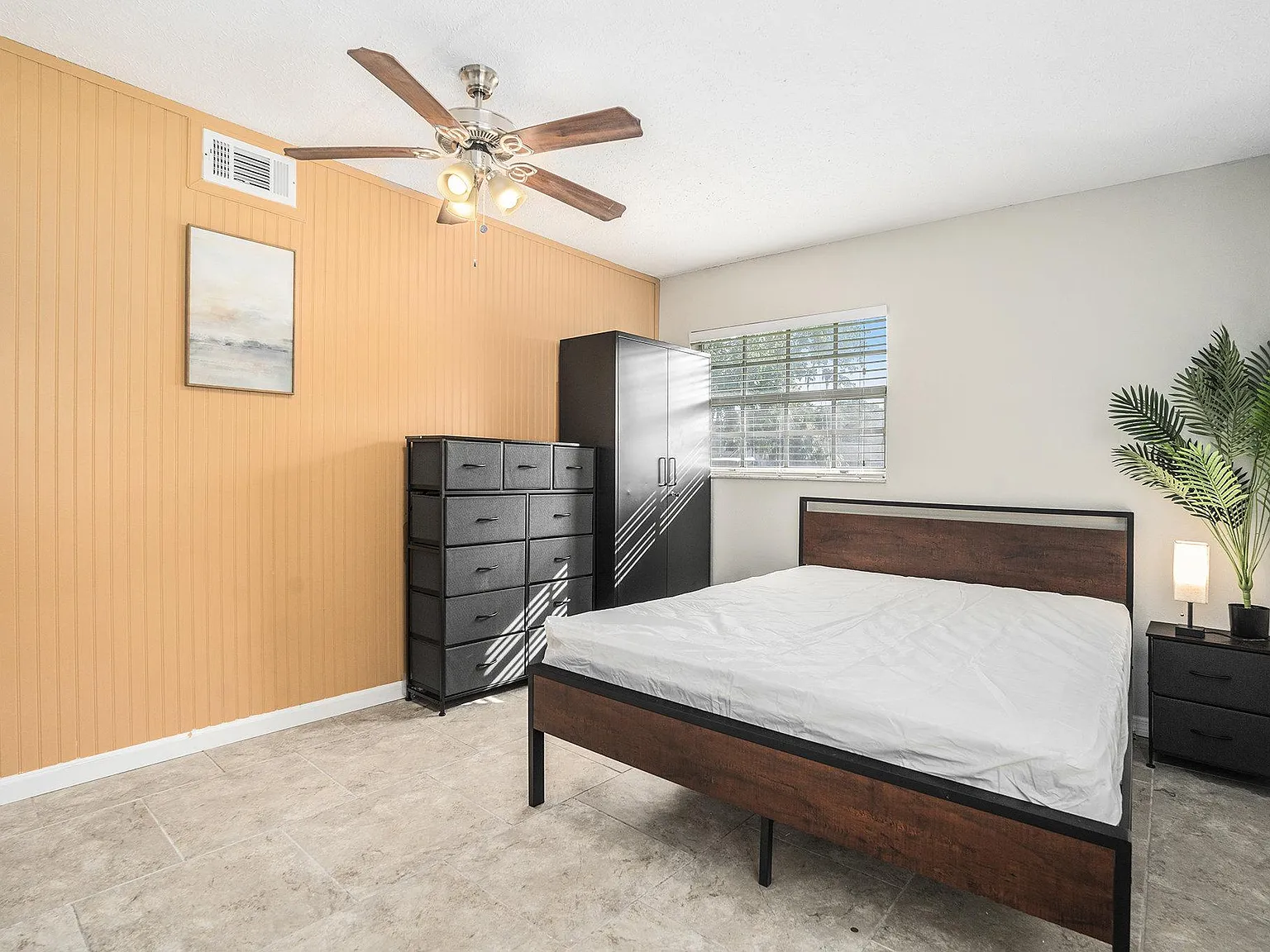4 bed, 2.0 bath, 2264 sqft, $888 — Photo 2