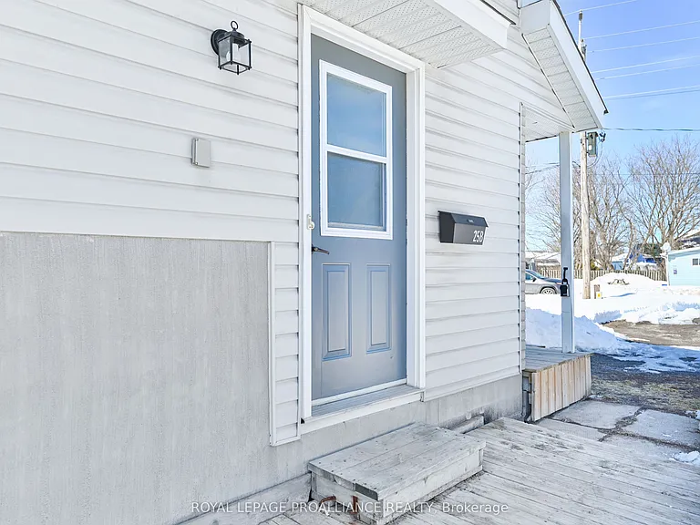 25 Metcalfe St #B — Photo 2