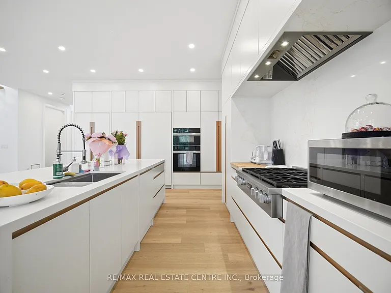 2450 Rebecca St — Photo 11