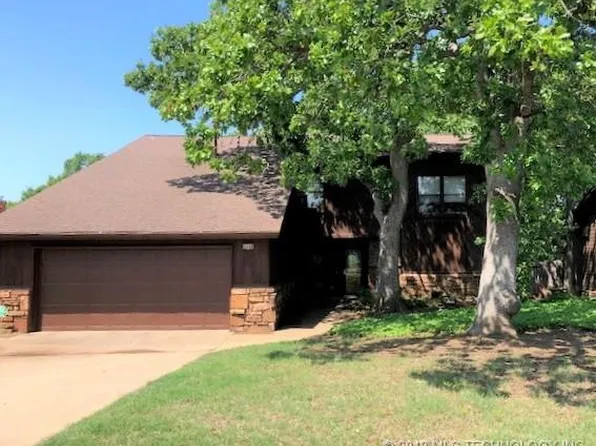 3328 S Rolling Oaks Dr W, Tulsa, OK 74107