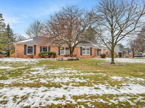 6091 Kings Shire Rd, Grand Blanc, MI 48439