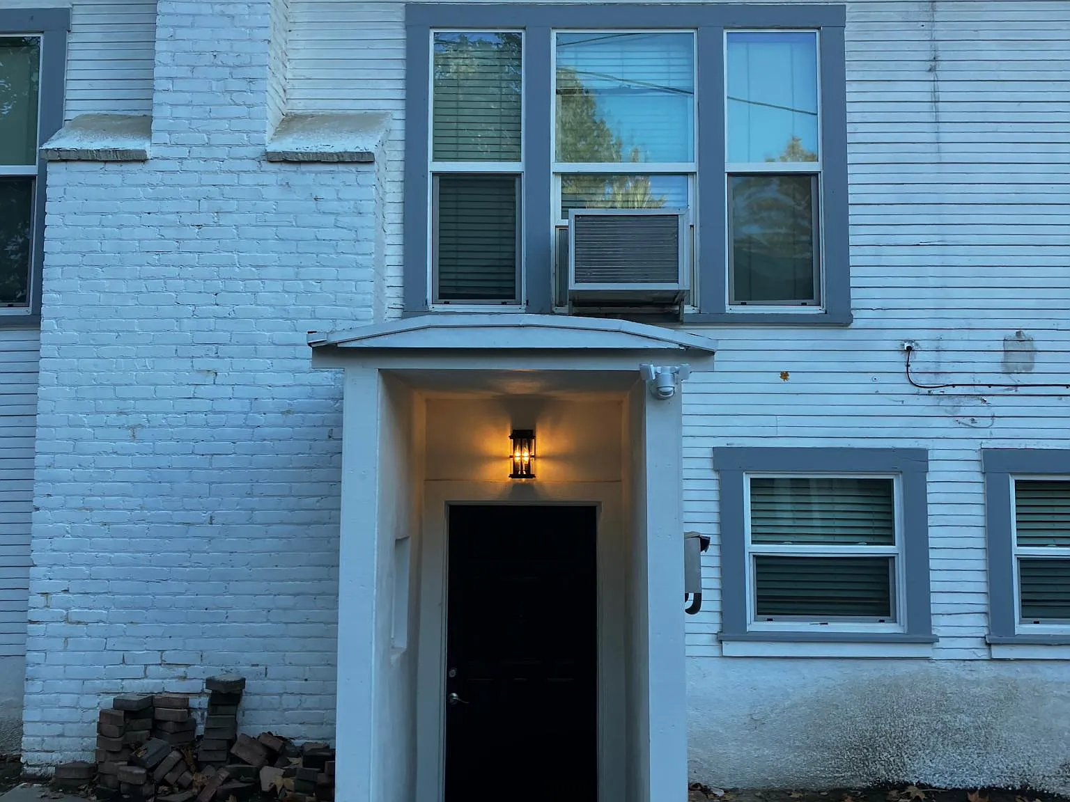 3 bed, 1050 sqft, $1,800 — Photo 2