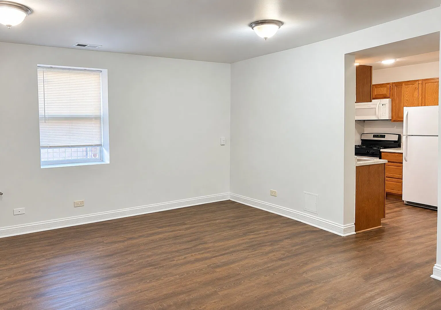 West Rogers Park Apartments Near Warren Park With In-Unit Laundry — Photo 3