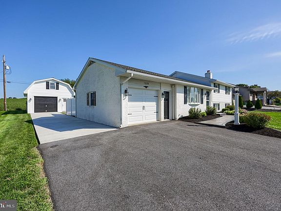 5th image of 1239 Donegal Springs Rd
