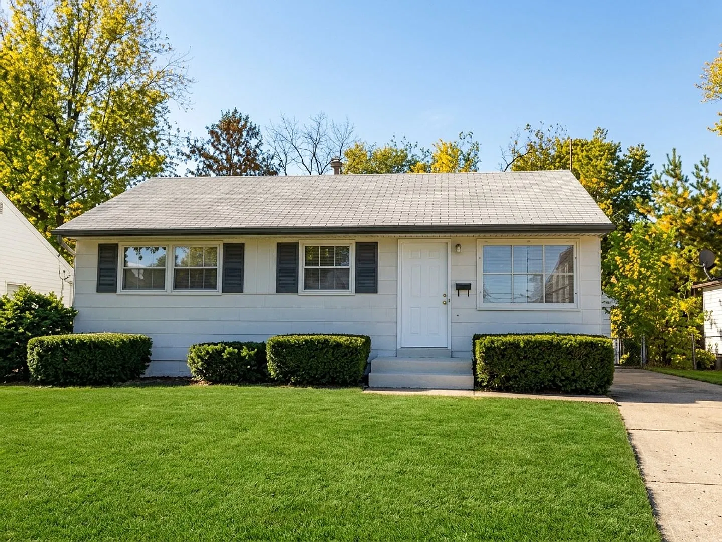 Beautiful! 3 bed 1 bath home with easy to clean hardwood. Clean and Bright! Rent Today — Photo 1