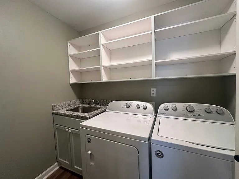 4033 Berkshire Dr — Photo 7