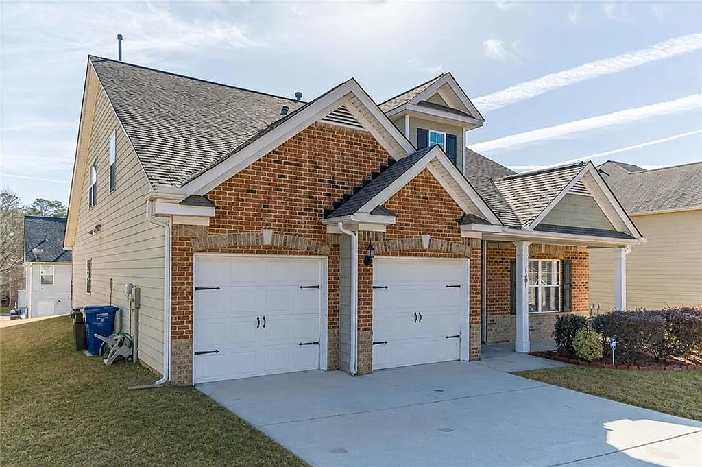 4 bed, 2.0 bath, 2782 sqft, $2,500 — Photo 2