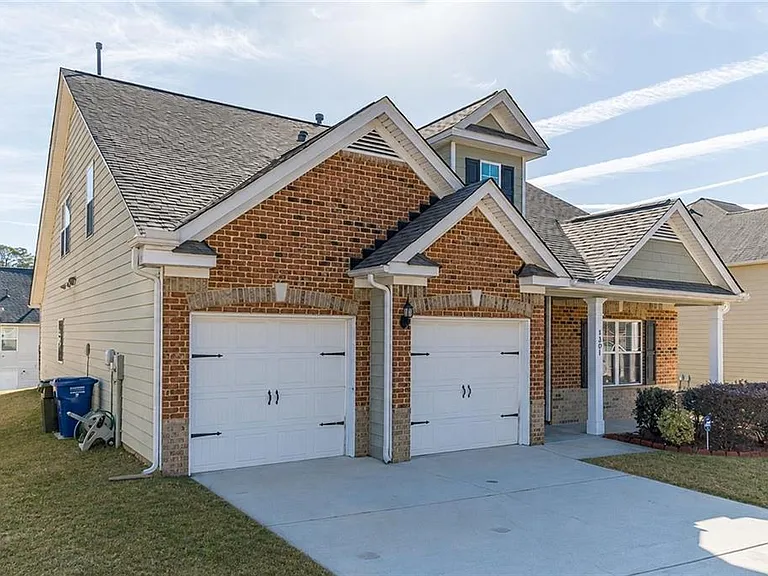 1301 Rose Terrace Cir — Photo 2