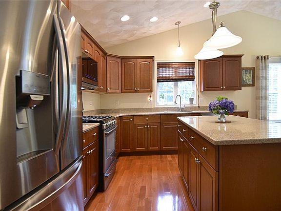5th image of 120 Country Meadow Ln