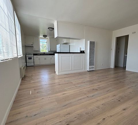 3rd image of 5225 Cahuenga Blvd APT 20