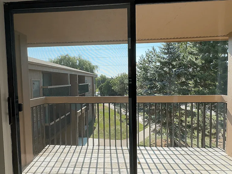 Lakeside Village Apartments — Photo 79