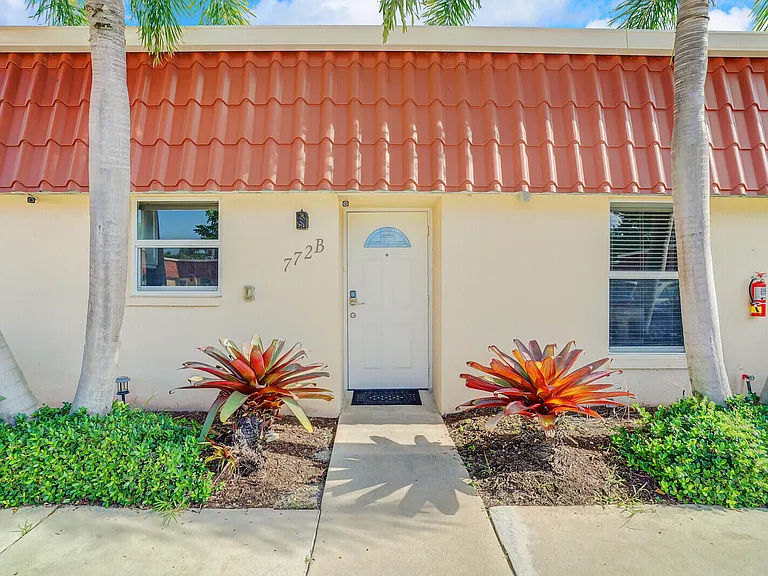 772 Nantucket Cir #B — Photo 2
