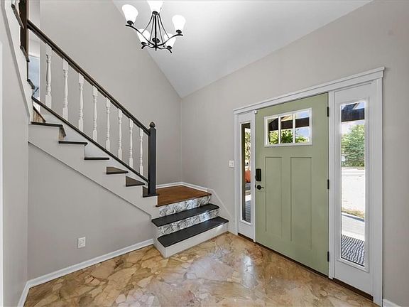 3rd image of 330 E Bridlespur Dr