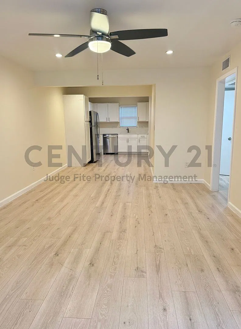 Mid-Century Modern 2/2 in PRIME Dallas Location For Rent! — Photo 3