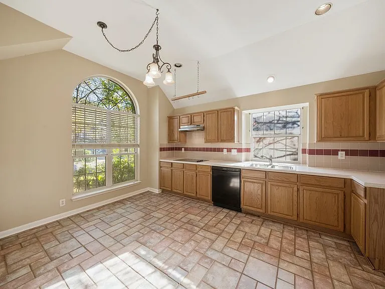 8218 Parkland Hills Dr — Photo 7