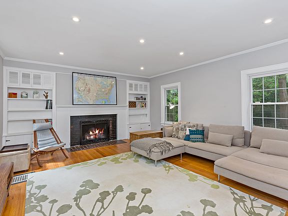 3rd image of 10 Brook Ln