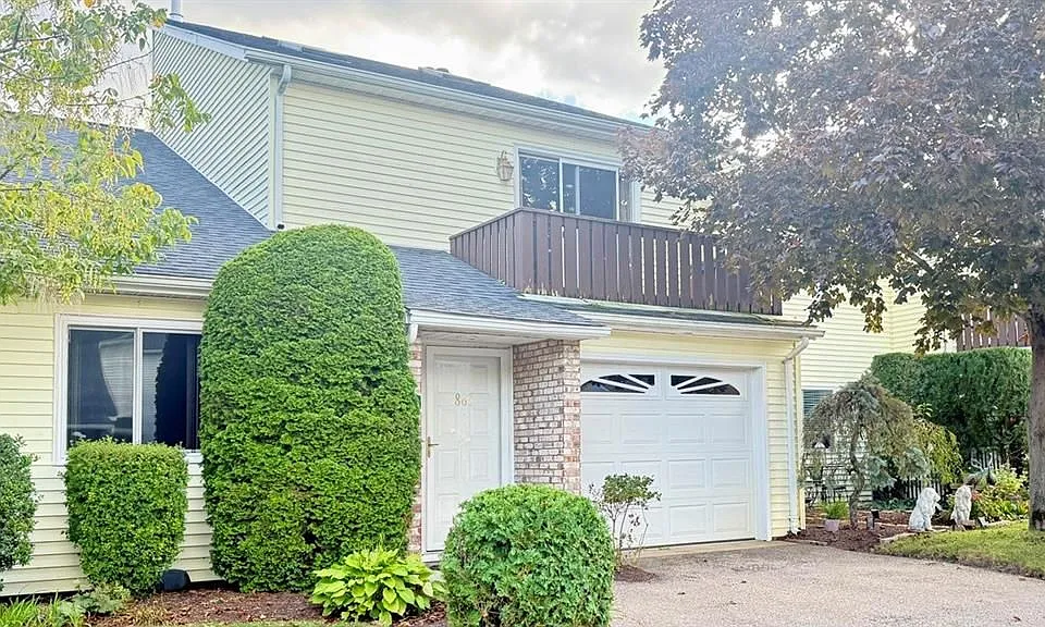 863 Stratford Ln