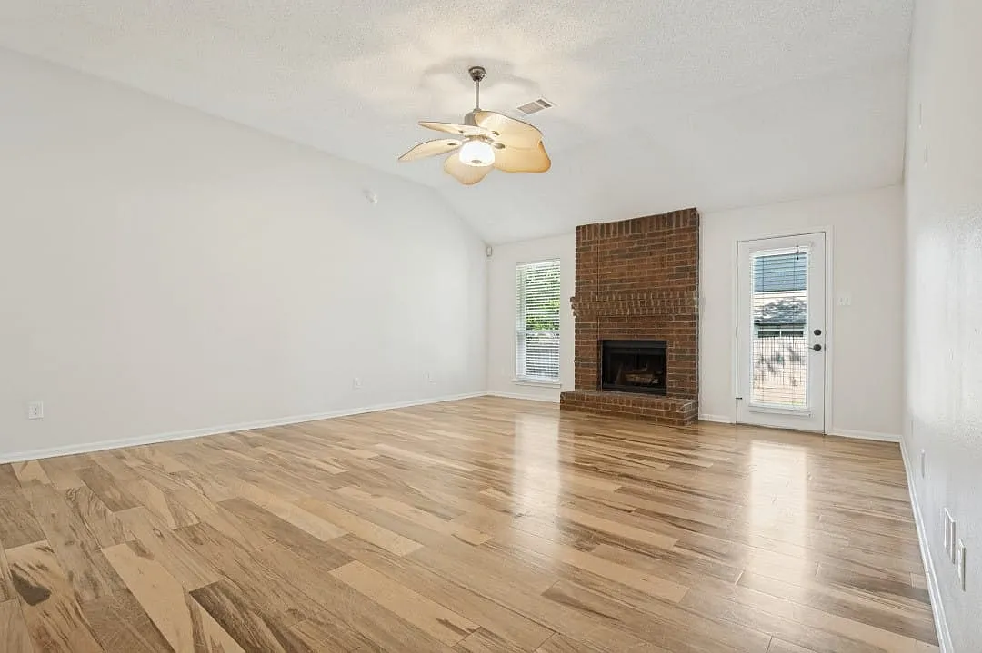 4 bed, 2.0 bath, 2035 sqft, $2,100 — Photo 3