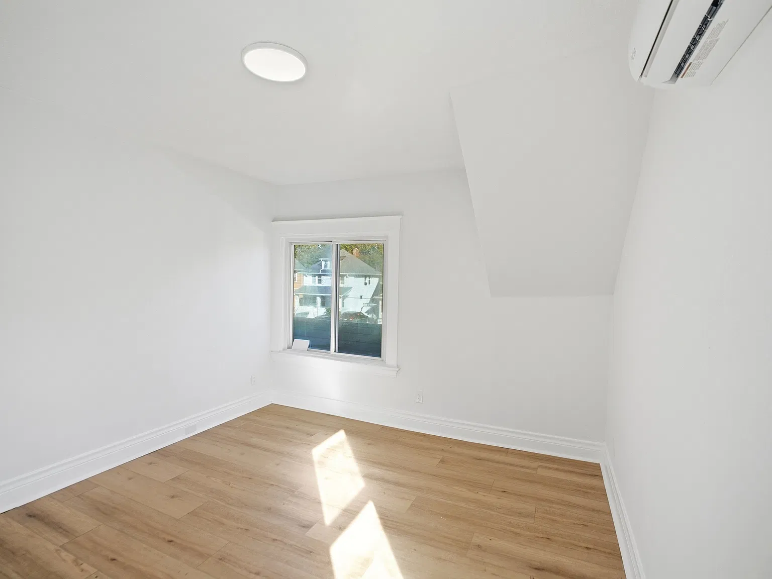 3 bed, 1.5 bath, 1612 sqft, $2,100 — Photo 3