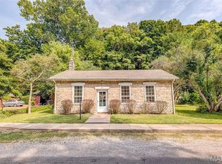 62 Mill St, Elsah, IL 62028